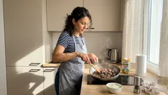 Soczysta wołowina z patelni w pół godziny – proste triki na rumienienie i sos śmietanowy