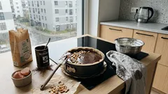 Domowy bezglutenowy tort czekoladowy z mąki ryżowej – krem śmietankowy i finisz, który robi różnicę