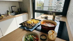 Bez mięsa, a syci na długo: gęsta zupa, ziemniaki z blachy i sałatka z orzechową nutą