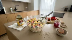 Trzy kolorowe sałatki na 8 marca w 15 minut — i prosty trik, by podać je bez stresu