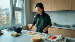 Wytrawny tort przekąskowy z łososiem i serkiem: 8 warstw, które robią wrażenie