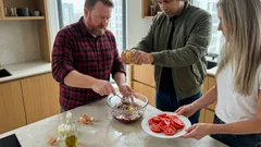 Ten sposób na cebulę do pomidorów robi różnicę — wystarczy godzina w czerwonym winie